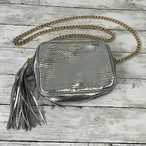 VICTORIA’S SECRET SILVER CROSSBODY